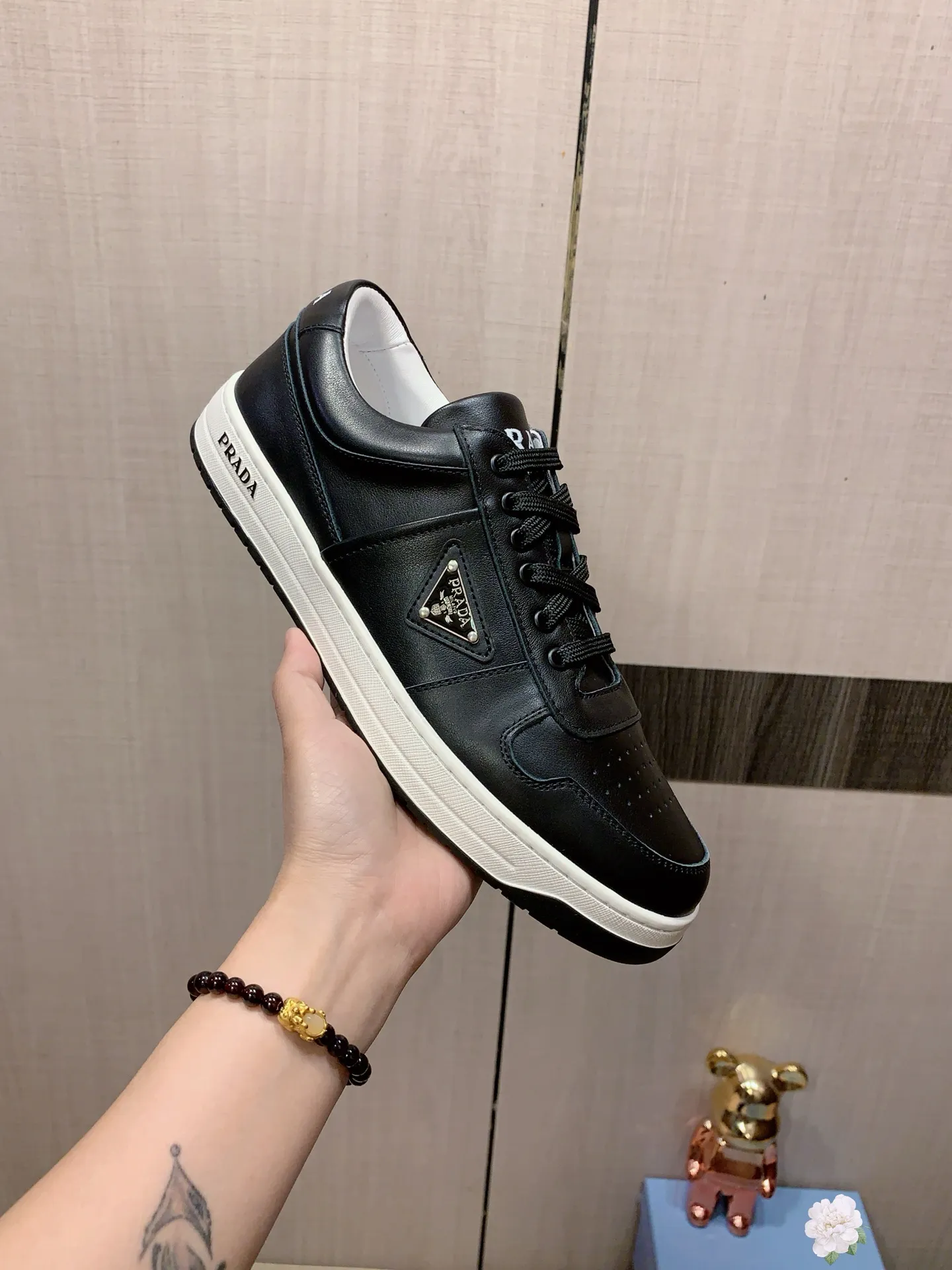 Men's Men's Shoes💰442💰💰🎩🎩[Lightning][Lightning] "PRADA*" The latest and most popular casual shoes, top brand [seduce] luxury ~ purchasing agency, top quality ~. [Strong] The upper is made of imported breathable cowhide material ➕ breathable sheepskin feet (•) with fine workmanship. The original stylish and stylish soft rubber wear-resistant and non-slip outsole is light and comfortable on the feet. The real thing looks better when photographed in real life. 226: code: 38-44, white and black 4️⃣ colors selected